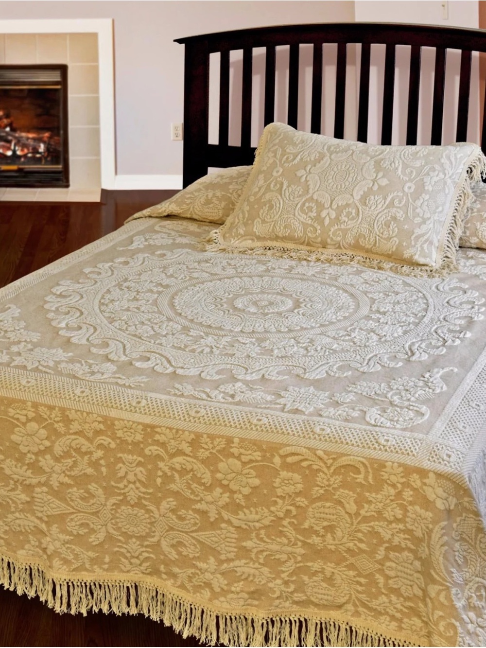 Bates Queen Elizabeth cotton loomed comforter
